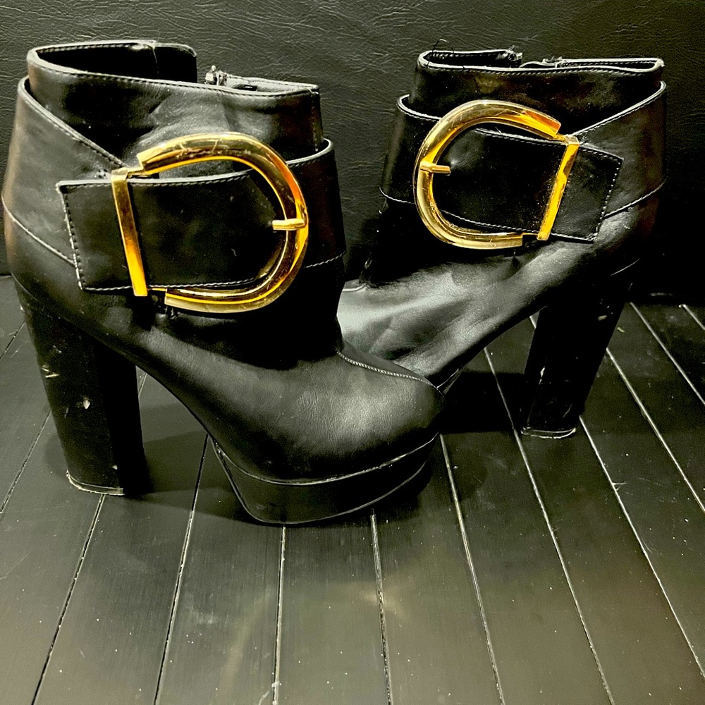 Black Pumps W. gold buckle